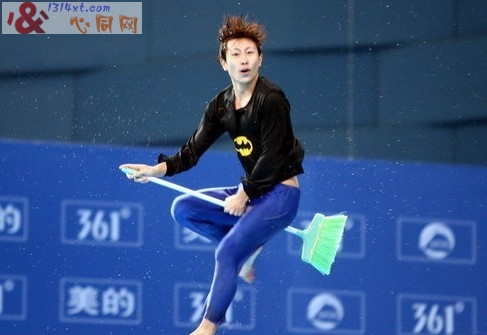 跳水帅哥扮女装玩