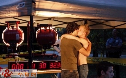 美国两男大学生创下最长接吻时间的吉尼斯世界纪录