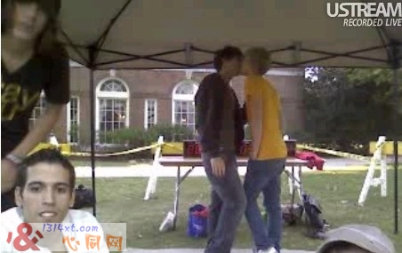 美国两男大学生创下最长接吻时间的吉尼斯世界纪录