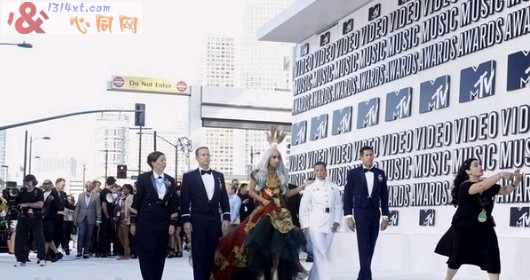 Lady Gaga获MTV大奖 同性恋军人护航 Lady Gaga获MTV大奖 同性恋军人护航