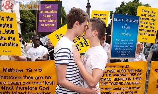 教徒抗议同性恋游行 两帅哥接吻回应 教徒抗议同性恋游行 两帅哥接吻回应