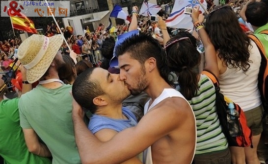 西班牙同性恋者接吻抗议梵蒂冈教皇到访 西班牙同性恋者接吻抗议梵蒂冈教皇到访