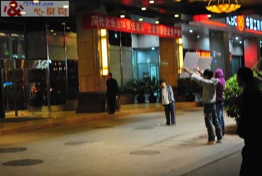 吕丽萍孙海英夫妇因“反同言论”遭举牌抗议