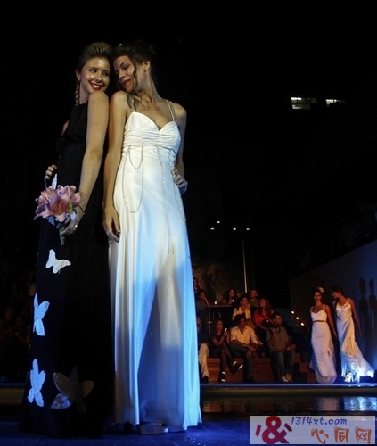 阿根廷:全球首次同性婚礼时装秀登场