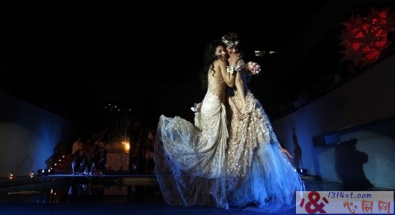 阿根廷:全球首次同性婚礼时装秀登场