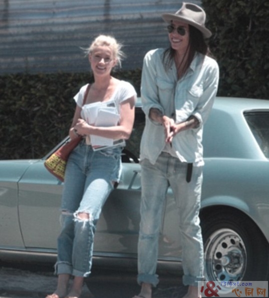 万人迷约翰尼前女友艾梅柏和同性女友街拍