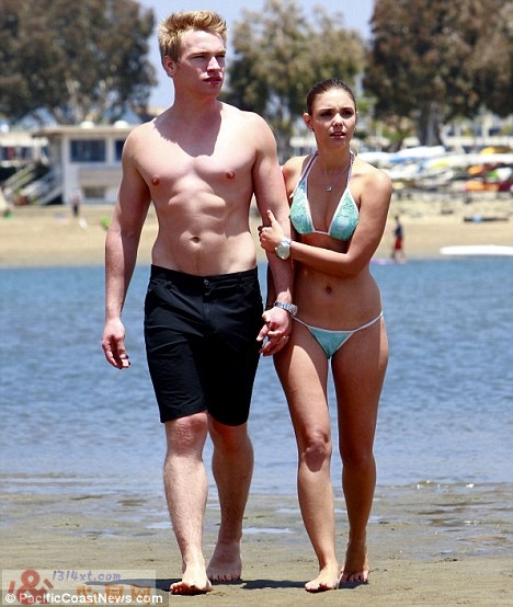 Calvin KleinǰGVг 䶾ת԰Ů