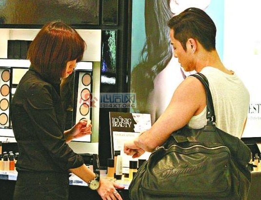 同性相吸?蔡一杰劲劲冧高大帅气男店员