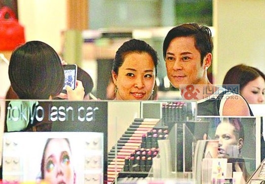 同性相吸?蔡一杰劲劲冧高大帅气男店员