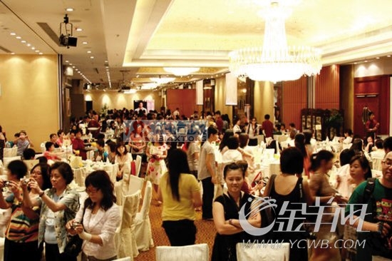 怎会忘记你!张国荣56岁冥寿歌迷拜祭