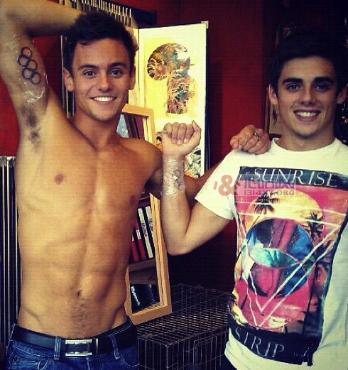 跳水王子戴利裸身上节目 绯闻男友相陪