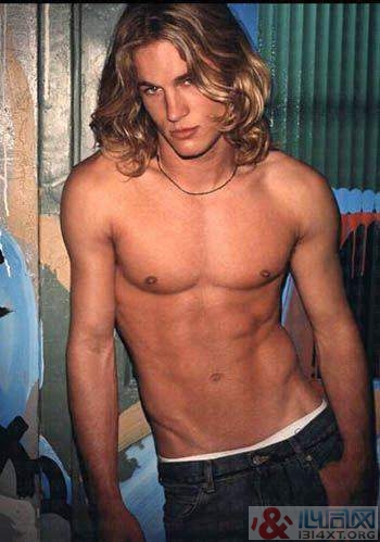 бУ˧Travis Fimmel