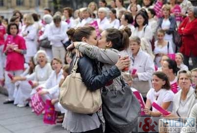 法国同性婚姻论战焦点:生教抚养权 法国同性婚姻论战焦点:生教抚养权