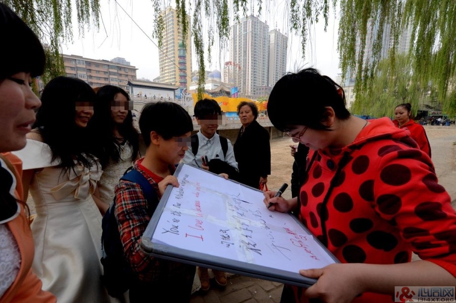 女爱女拉拉求祝福!兰州女同性恋办婚礼