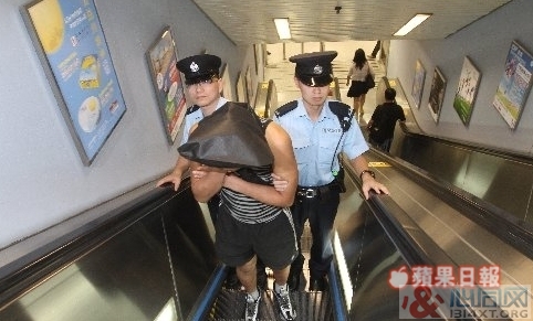 香港：肌肉男不穿内裤 磨混血美少年下体
