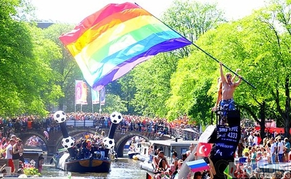 阿姆斯特丹举行运河水上同性恋大游行（视频）