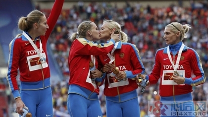 疑抗反同志法俄罗斯女跑者颁奖台上嘴对嘴