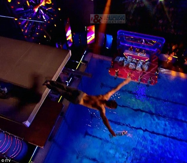 戴利出柜同志恋未能助收视 当众脱衣露帅肌