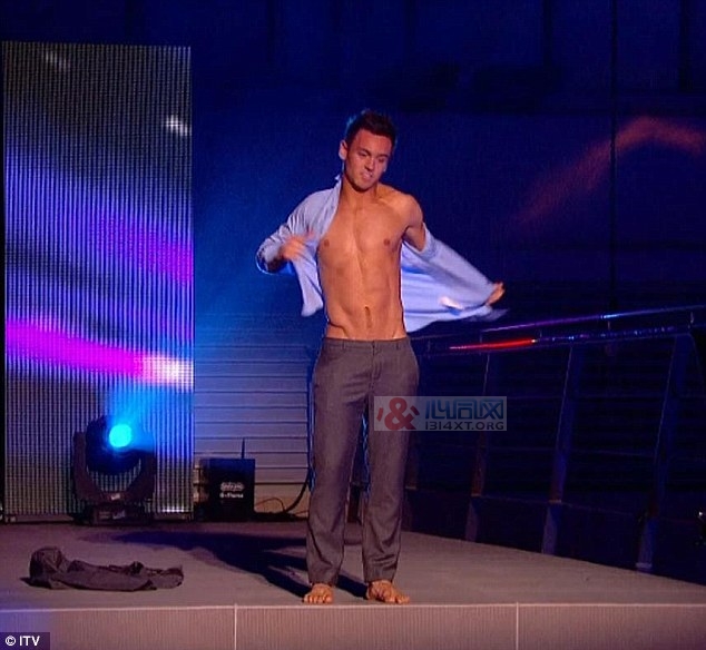 戴利出柜同志恋未能助收视 当众脱衣露帅肌