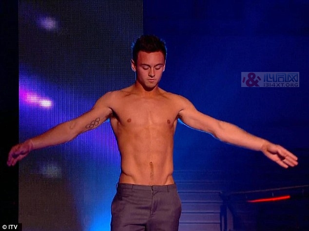 戴利出柜同志恋未能助收视 当众脱衣露帅肌