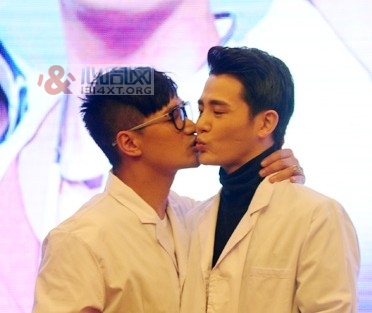 真枪实弹豁出去!何晟铭、孙坚360度激吻