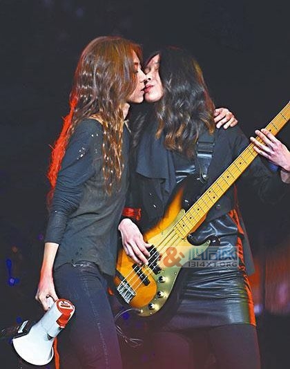 陈绮贞红馆演唱会与女贝斯手大玩女女吻