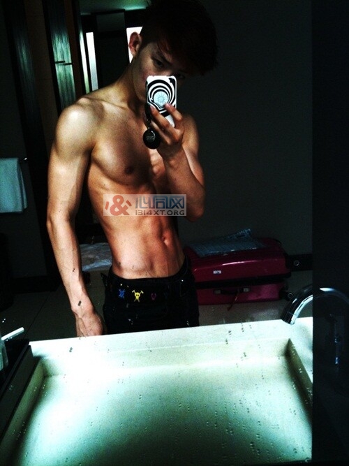 2AM赵权穿女装扮同性恋 网袜、高跟鞋超火辣