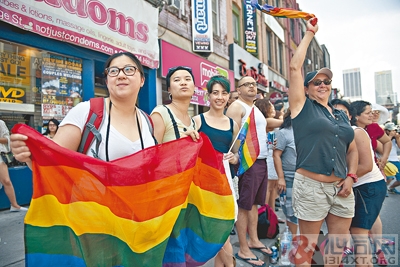 多伦多女同志游行高唱征服世界