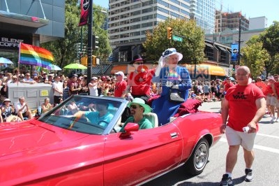 温哥华2014同志大游行 英女王再次现身(组图)