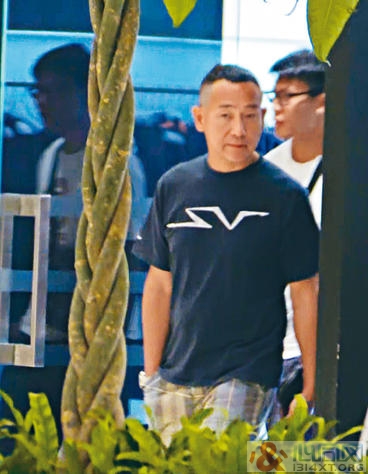 性向成迷!林保怡偕男性密友逛圆方买火腿