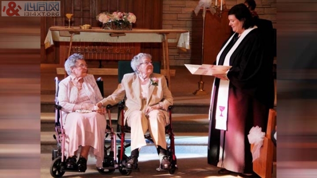 美国：9旬女同志厮守72年 坐轮椅牵手步红毯