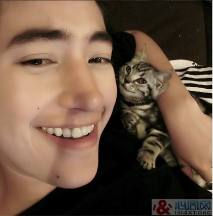 超帅气英泰混血女“男模”zee