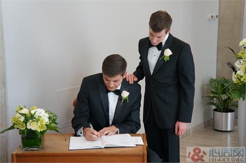 加拿大花滑名将杰弗里布特与同性男友完婚