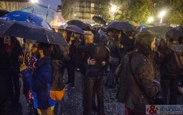 巴黎百多对同性恋者雨中亲吻“无声示威”