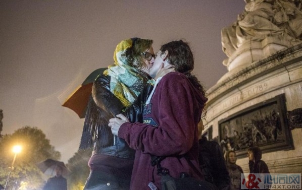 巴黎百多对同性恋者雨中亲吻“无声示威”