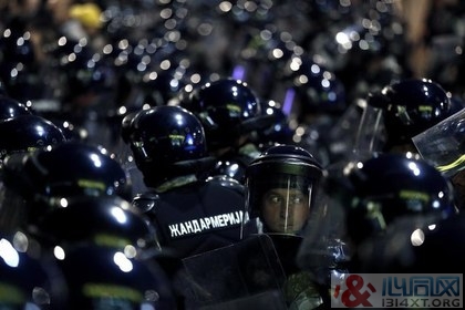 塞尔维亚同志游行 5000名镇暴警察守护